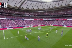 判罚分析机构指出，小蜘蛛的任意球应被判无效，原因在于其队友与皇马人墙的距离不足1米。