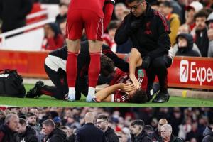 首秀重伤！斯洛特确认：莱奥尼十字韧带撕裂，将伤缺约一年时间