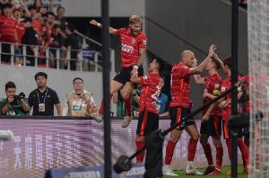 《足球报》报道，蓉城队将在首个亚冠正赛主场比赛中全力呈现一场足球盛宴，且届时仍会派出全部主力阵容出战。