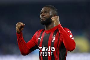 米体报道称，托莫里或将因伤缺席对阵尤文的比赛，若他无法出场，德温特有望首发出战。