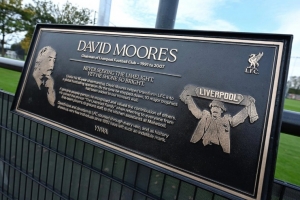 红军柯比青训学院揭幕利物浦前主席大卫-摩尔斯纪念牌