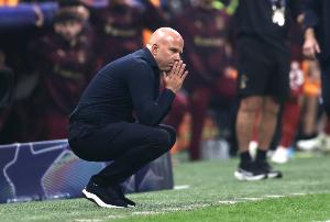 詹俊指出，马雷斯卡换上双边锋战术取得成效，而斯洛特最后换上远藤航则是为了保住平局。