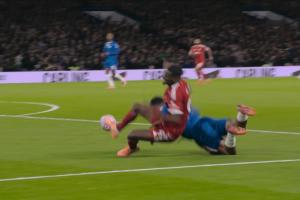 前裁判观点：伊萨克对詹姆斯犯规在先，索博的接触不足以导致加纳乔被罚下场