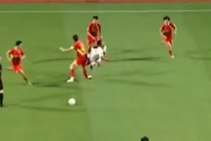 混乱！裁判未判广西队点球→黄威犯规致自己重伤→VAR介入却遭遇黑屏！