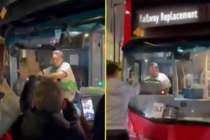 公交司机因身着利物浦球衣上班遭切尔西球迷围攻，随后遭解雇，英媒对此进行了报道。