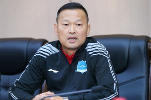 武汉女足主帅谈五线作战易致伤病，并点评奥克兰联身体硬朗、侵略性强。