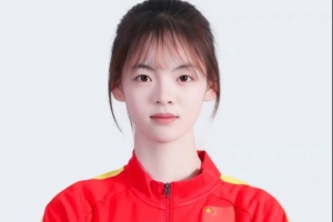 身高161厘米的21岁小将姜晨璟，凭借一脚绝杀帮助球队战胜武汉女足，成功晋级，她不仅球技出众，颜值也颇受关注。