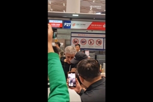 记者现场：张源泪别离境的塞蒂恩，部分国安球迷亦前往机场送行。