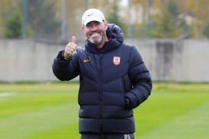 长春气温大幅下降，亚泰队队员们在严寒中坚持训练，全力备战保级关键战。