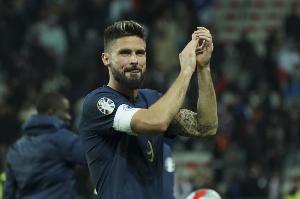 吉鲁表示，当初法国球迷因本泽马而对他发出嘘声令他深感受伤，他当时便下定决心要证明自己。