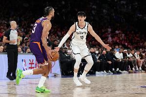 媒体人：他成了票房吉祥物？队友几乎不传球，对曾凡博视若无睹。