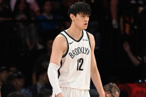 小曾仅出战10分钟！媒体人解读：季前赛少有人情世故，球员皆在为合同而战。