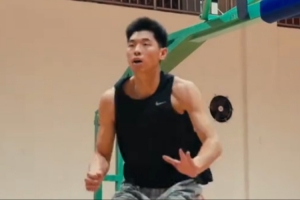 汗水浸透衣衫！崔永熙康复训练实录：跑跳、变向、举重，每一步都扎实有力。