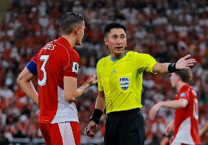 主裁马宁连续出示6张黄牌引发争议，印尼队长赛后表示，这些判罚对球队极为不利，导致他们很难对裁判保持尊重。