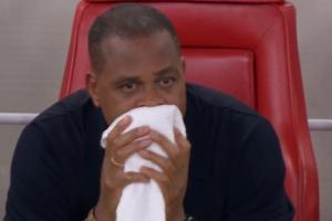 印尼主帅克鲁伊维特赛后怒砸椅子，情绪激动擦脸泛红。