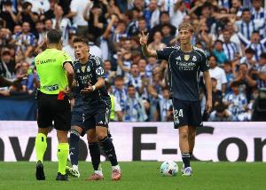 马卡报报道，皇马正深陷伤病困扰，俱乐部期望赫伊森能在国家德比前伤愈复出。