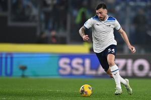 据《米兰体育报》报道，AC米兰和国际米兰均有意签下拉齐奥后卫吉拉，而皇家皇马则握有该球员50%的二次转会分成权益。