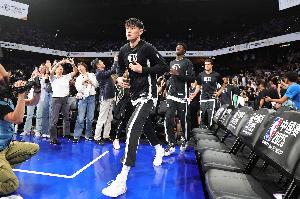 媒体人透露，曾凡博在昨天的比赛结束后并未携带个人行李，预计他将先行返回北京办理签证事宜。