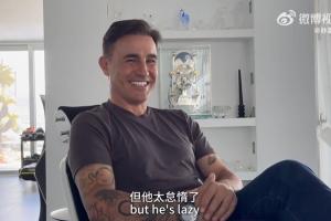 卡纳瓦罗评价韦世豪：技术出色但身体素质欠佳，他一直提醒韦世豪要加强力量训练，但对方似乎不够积极。