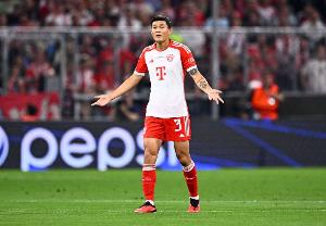 尤文后防核心布雷默遭遇伤病，据《米兰体育报》消息，俱乐部已在考虑冬窗引进金玟哉或什克作为替代人选。