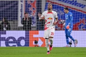 图片报：莱比锡边卫亨里希斯为恢复跟腱，每日步行数公里前往训练中心。