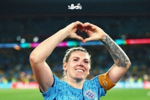 切尔西女足队长米莉-布赖特因无法兼顾俱乐部与国家队，宣布退出英格兰女足国家队。