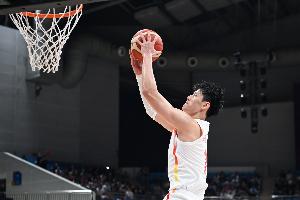 媒体人认为，当时让曾凡博去点燃火炬操之过急，选择进入大学本会是更好的决定。