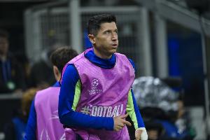 根据《每体》报道，巴萨国家德比前遭遇严重伤病危机，莱万与奥尔莫已确定缺阵，球队前景令人担忧。