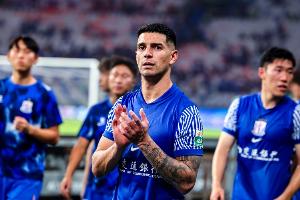 申花五外援出征青岛，路易斯能否出战明天最后一练决定。