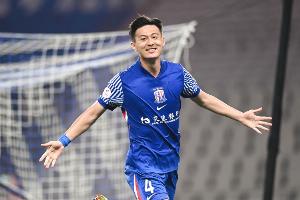 记者消息，蒋圣龙为陪伴妻子生产已飞赴上海，其明日能否出战尚不明确。