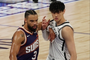 媒体人透露，曾凡博希望争取到NBA的机会，未来两年决心将前往发展联盟闯荡一番。