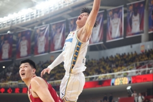 据媒体人透露，曾凡博因伤未能参加原计划赴美训练营及夏季联赛。