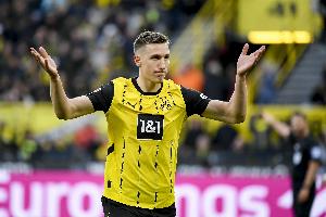 镜报报道称，多特蒙德不会无限期等待施洛特贝克，而利物浦则视其为范迪克的理想接班人选。