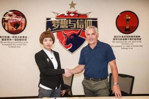 经济观察报报道称，前深圳足球俱乐部总经理因涉嫌行贿已被提起公诉，其于2019年曾向武汉卓尔支付5000万元。