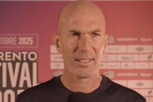 齐达内眼中的完美球员应具备左右脚均衡、出色视野与头球能力，同时像C罗和大罗那样拥有顶级进球本领。