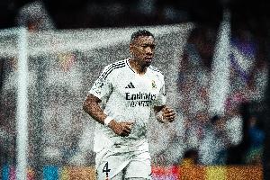 天空体育报道称：皇家马德里尚未决定是否与阿拉巴、吕迪格续约，此举或将在转会市场引发连锁反应。