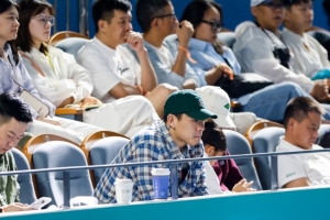 王大雷：陪家人观赛宁波网球公开赛是宝贵经历，坦言自己球技不如女儿。