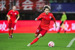 足球报指出，梅州客家因错失良机而受到惩罚，目前保级形势严峻，与英博的比赛不容有失。