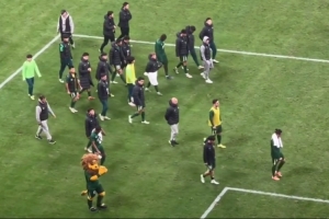 主场2-4负于海牛，赛后国安球员谢场时遭遇工体球迷的密集嘘声。