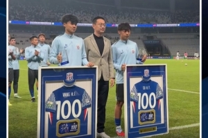 申花主场迎战英博赛前，为汪海健和徐皓阳举行百场里程碑仪式。