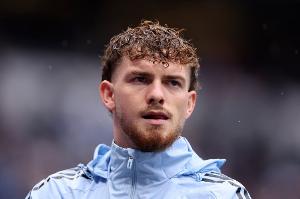 埃利奥特连续4场未进大名单，英媒指出若再踢5场，利物浦将需支付3500万镑强制买断条款。