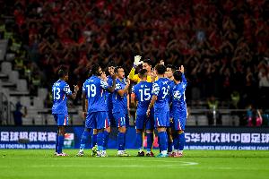 《足球报》指出，申花在争冠理论上仍有希望，但实际竞争力相对有限。