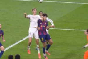 巴萨球员强烈抗议贝林进球有效，因其认为赫伊森在进球前曾肘击库巴西脸部。