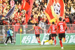 辽宁媒体指出，10月26日不仅是辽宁队锁定冲超的日子，同时也是最近一次中超“辽宁德比”举行的日期。