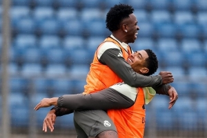 结束道歉后，维尼修斯已回归训练；皇马官方晒出照片，记录了他与贝林厄姆的激情熊抱。