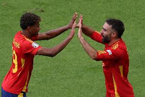 西班牙队总监就国家德比冲突表态：球队心态平和，国家队内部氛围融洽。