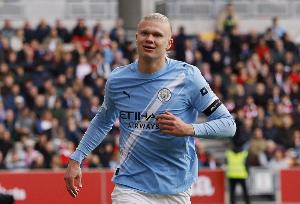 根据《每体》的报道，维尼修斯坚持自己的续约要求，不愿让步，而皇马方面则已将哈兰德视为接替他的首选目标。