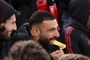 轮休的萨拉赫在对阵水晶宫的比赛中并未登场，场边画面捕捉到他正在享用菠萝。