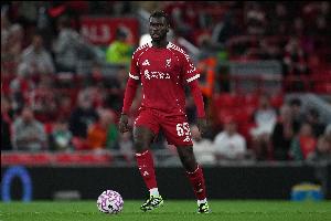 利物浦小将纳洛生涯首次两次替补登场均吃到红牌，赛后范戴克与科纳特第一时间上前安慰。