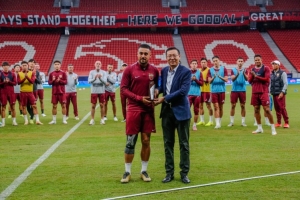 上海海港在今日官方训练开始前，为莱昂纳多和李帅举办了颁奖仪式。